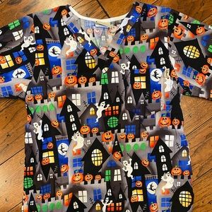 Halloween shrub top with Ghosts buildings pumpkins 🎃 size s. dental, nurse, kid